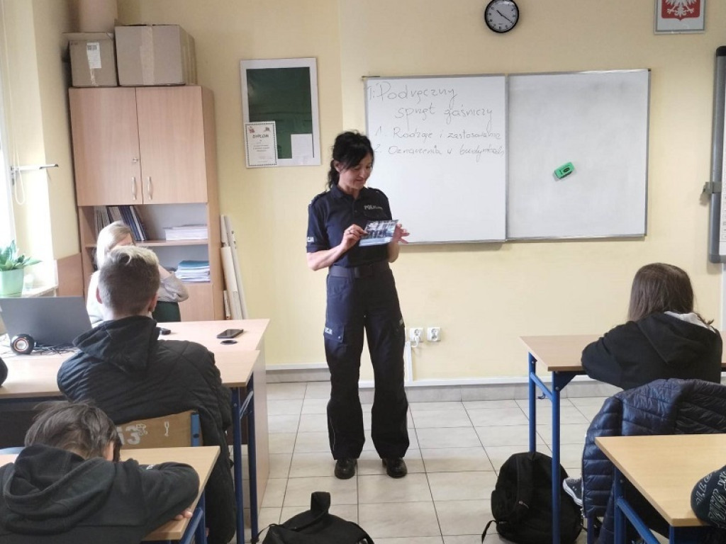 Policjantka na spotkaniu z młodzieżą, w myśl zasady lepiej zapobiegać niż leczyć