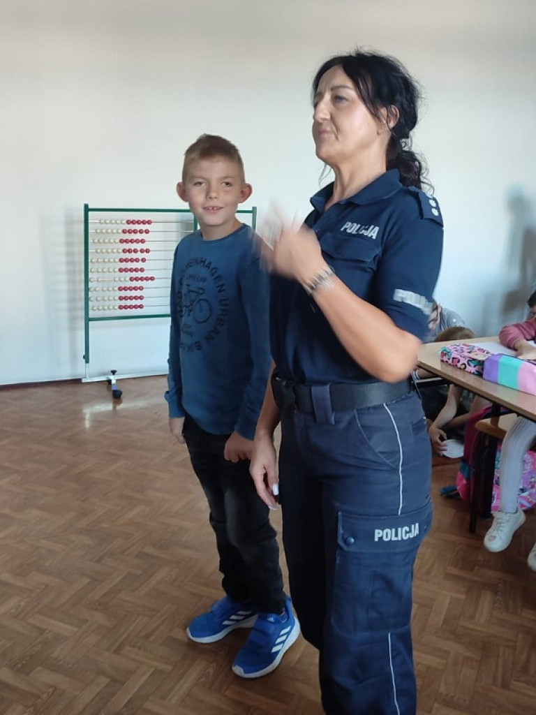 Policjanci w akcji: Uczniowie z SOSW uczą się, jak bezpiecznie dotrzeć do szkoły!