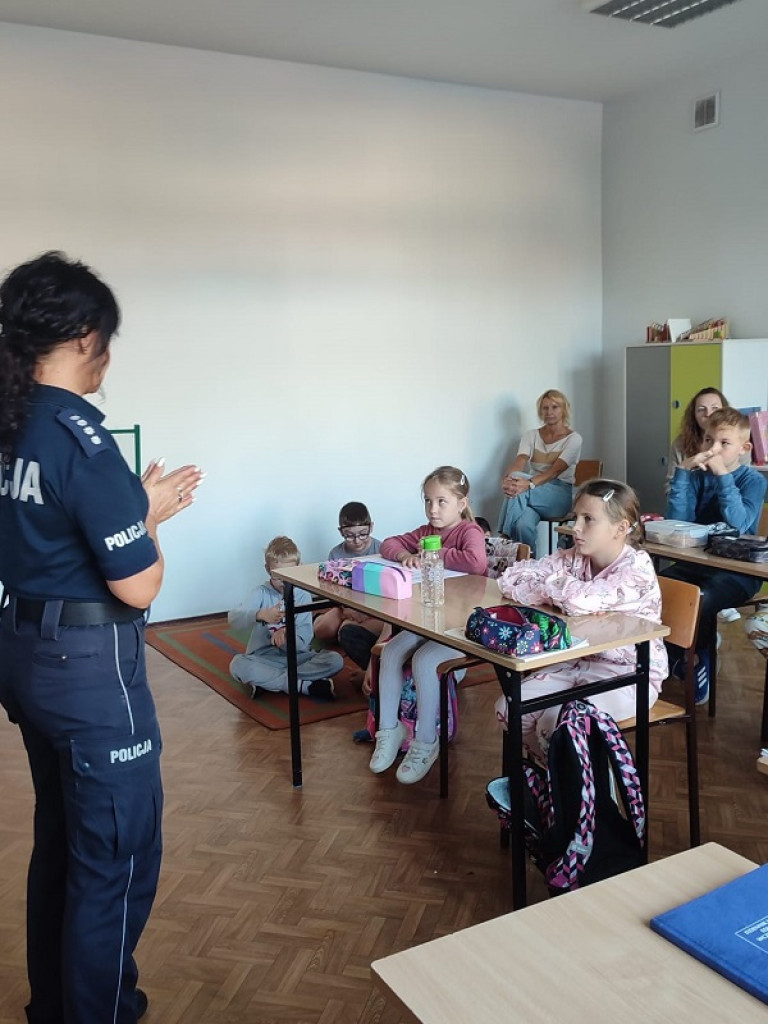 Policjanci w akcji: Uczniowie z SOSW uczą się, jak bezpiecznie dotrzeć do szkoły!
