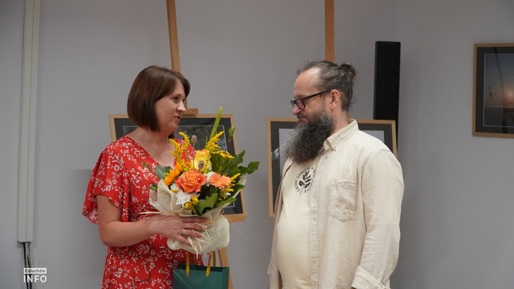 Wystawa „Piórem, liściem, światłem” – zdjęcia