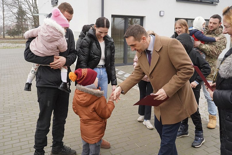 Nowy dom komunalny w Rzeczenicy, klucze przekazane