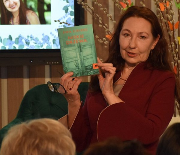 Ewa Cielesz w Człuchowie – autorka powieści obyczajowych w bibliotece-4589