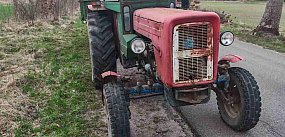 Ciągnik z nielegalnymi tablicami