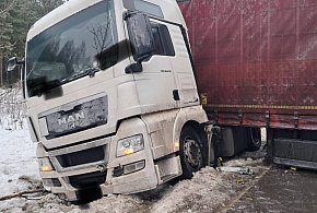 Zdarzenie na DW202. Ciężarówka zablokowała ruch w obu kierunkach