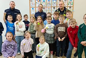 Policjanci rozmawiali z dziećmi o bezpieczeństwie