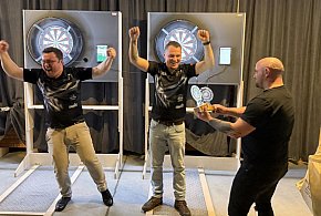 Emocjonujący deblowy turniej darta w Stacji Plaża