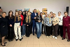 Wystawa obrazów w bibliotece podsumowała projekt „Moc Pokoleń”. Fotorelacja