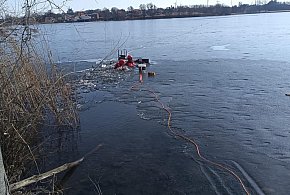 Załamał się lód w Człuchowie. Służby uratowały mężczyznę