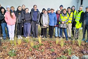 Nowe rabaty przy bibliotece w Człuchowie. Młodzież pomogła je stworzyć