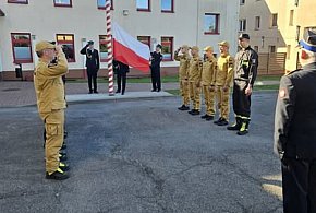 Dzień Flagi w Człuchowie. Uroczysta zmiana służby w Komendzie PSP