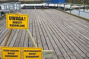 Remont pomostu na plaży OSiR w Człuchowie. Obiekt zamknięty do wakacji
