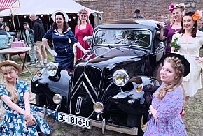 "Allo Allo", kolorowe sukienki, czerwone usta i moda z lat 40. [Foto]