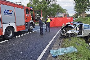 Tragedia na DK22 pod Człuchowem. Nie żyją kierowca i pasażerka opla