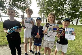 Młodzi żeglarze z sukcesami na Jeziorze Rychnowskim