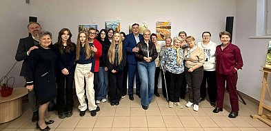 Wystawa obrazów w bibliotece podsumowała projekt „Moc Pokoleń”. Fotorelacja
