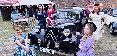 "Allo Allo", kolorowe sukienki, czerwone usta i moda z lat 40. [Foto]