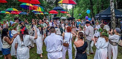Mieszkańcy stworzyli magiczne widowisko nad rzeką Czernicą