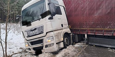 Zdarzenie na DW202. Ciężarówka zablokowała ruch w obu kierunkach