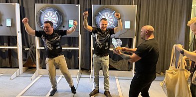 Emocjonujący deblowy turniej darta w Stacji Plaża