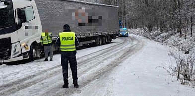 Oblodzona nawierzchnia przyczyną wypadków. Ciężarówka w rowie