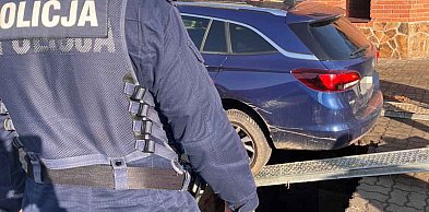 Ziemia zapadła się pod autami przy zamku. Interweniowały służby