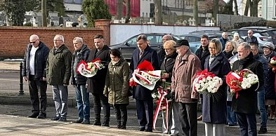 Uroczyste złożenie kwiatów pod pomnikiem