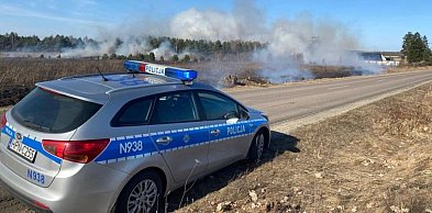 Pożar suchej trawy w Koczale. Policja ostrzega