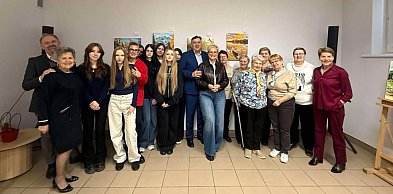 Wystawa obrazów w bibliotece podsumowała projekt „Moc Pokoleń”. Fotorelacja