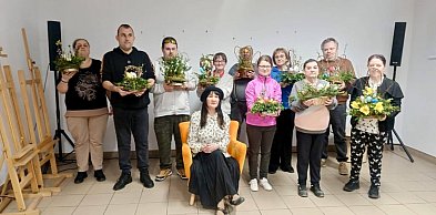 Uczestnicy ze Środowiskowego Domu samopomocy stworzyli wielkanocne stroiki