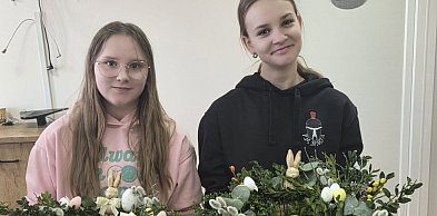 Młodzież stworzyła własne dekoracje podczas warsztatów florystycznych