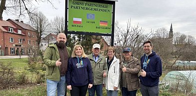 Delegacja z Bad Saarow odwiedziła Koczałę. W tle 80-lecie szkoły