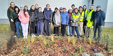 Nowe rabaty przy bibliotece w Człuchowie. Młodzież pomogła je stworzyć