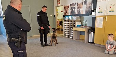 Policyjny pies odwiedził przedszkole. Była możliwość wejścia do radiowozu