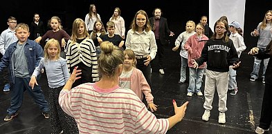 Młodzież z Debrzna w Gdyni. Spektakl, warsztaty i wyjazd nad morze