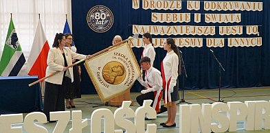 Sztandar i historyczna sesja rozpoczęły jubileusz 80-lecia szkoły