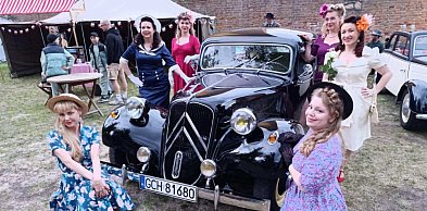 "Allo Allo", kolorowe sukienki, czerwone usta i moda z lat 40. [Foto]