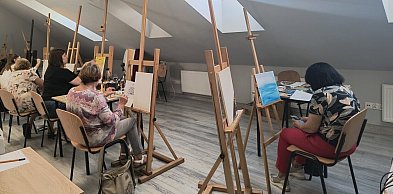 Mają od 7 do 80 lat i wspólnie malują. Po raz pierwszy pokażą swoje obrazy