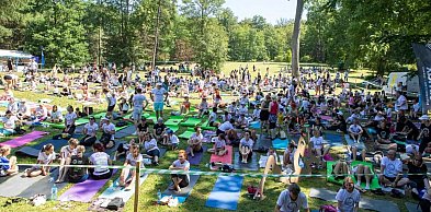 724 osoby pobiły z nią Rekord Polski. Dziś zaprasza mieszkańców na Yoga Day