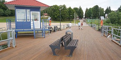 Nowe deski, barierki i ławki. Pomost nad Jeziorem Rychnowskim już gotowy