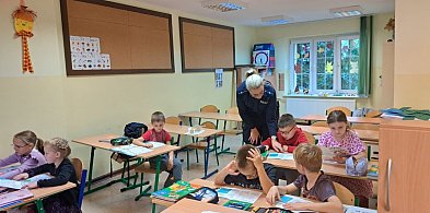 Policjantka z Debrzna uczyła dzieci, jak bezpiecznie poruszać się po drodze-6282