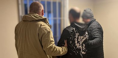 Policja zatrzymała 35-latka ukrywającego się w oborze-7161