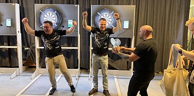 Emocjonujący deblowy turniej darta w Stacji Plaża