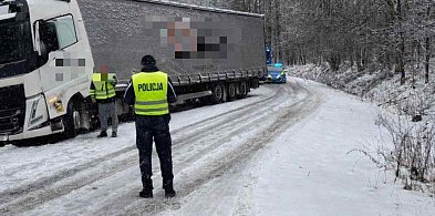 Oblodzona nawierzchnia przyczyną wypadków. Ciężarówka w rowie