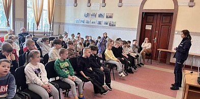 Policjantki z KPP Człuchów o cyberprzestępczości w szkole w Czarnem