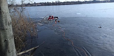 Załamał się lód w Człuchowie. Służby uratowały mężczyznę