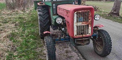 Ciągnik z nielegalnymi tablicami. 59-latek stanie przed sądem