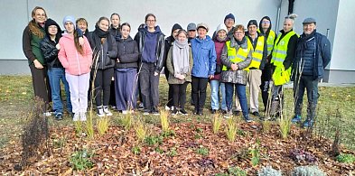 Nowe rabaty przy bibliotece w Człuchowie. Młodzież pomogła je stworzyć