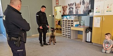 Policyjny pies odwiedził przedszkole. Była możliwość wejścia do radiowozu