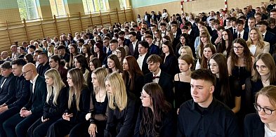 Maturzyści zakończyli naukę w szkołach. Tak ich żegnano w powiecie [Foto]