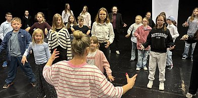 Młodzież z Debrzna w Gdyni. Spektakl, warsztaty i wyjazd nad morze